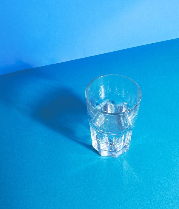 https://burst.shopify.com/photos/clear-water-glass-reflecting-on-blue?q=drinking+water
