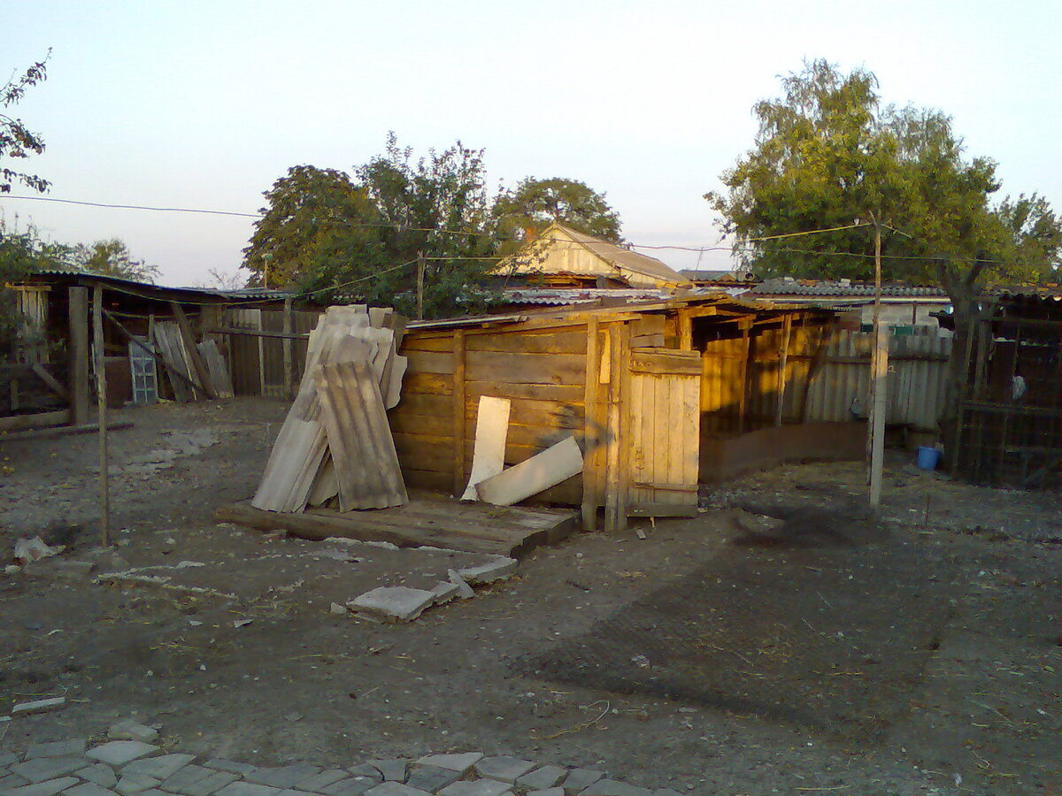 Так выглядит внутренняя часть двора домовладения, которое выше на фото. А вы как думали? Вся красота - она снаружи. А внутри куры, козы, поросята, гуси. 