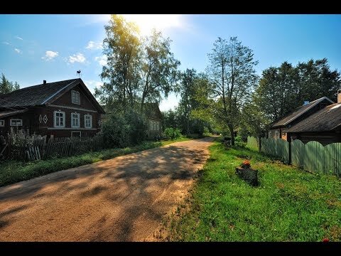 На письменном столе недописанная рукопись рассказа старуха