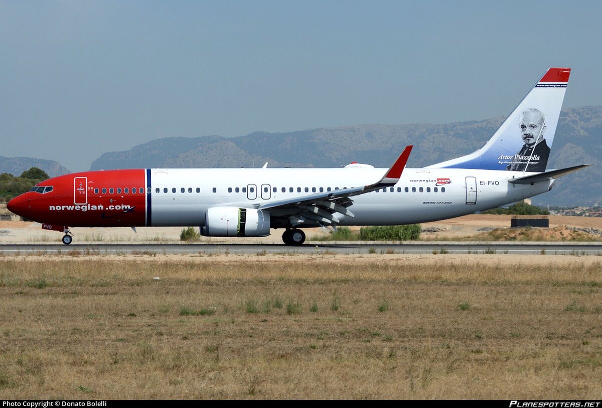 Norwegian Air Argentina начала полёты 16 октября 2018 года, и пока в её парке три одинаковых Boeing 737-800; на первом из них изображён Астор Пьяццолла