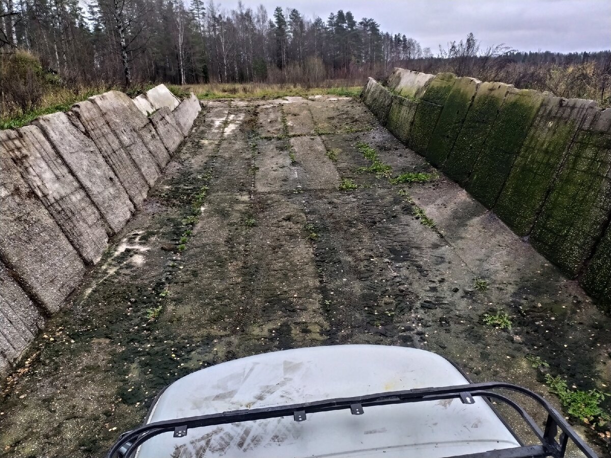 Заехали в лес и наткнулись на непонятное сооружение