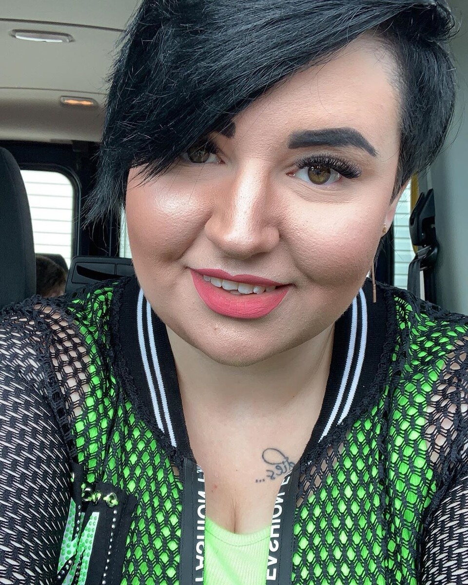 Девушку умоляют похудеть после снимков в ярком наряде
Участница "Дома-2" Александра Черно опубликовала фото в неоновом платье. Если наряд девушки в комментариях оценили, то тело телезвезды стало поводом для едких насмешек.

В Инстаграм Черно обсудили ее пышные ягодицы, которые облегает платье, и посоветовали участнице телепроекта как можно скорее похудеть.

"Ужас. Такая молодая и не может приложить усилия не жрать", "Надо худеть, в кадр не помещаешься", "Смотрится, как попа бегемота", "Такая большая задница", "С каждым разом все шире и шире", "Вот это бегемот", "Попа просто огромная", "Просто неоновый шар", "Так себя распустила", "Вот это зад", – жестко высказались подписчики девушки.                                                            Александра Черно стала участницей "Дома-2" в 2017 году, тогда она весила 130 кг. Лишний вес не помешал девушке построить несколько отношений и выйти замуж.  За время своего нахождения на телестройке Александра Черно не раз пыталась похудеть, чтобы в дальнейшем забеременеть, но пока ей так и не удалось избавиться от ненавистных килограммов.