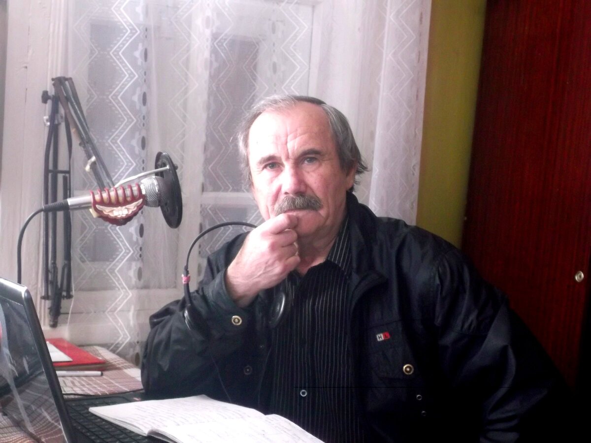 в деревне микрофон можно крепить,зажимом для волос...