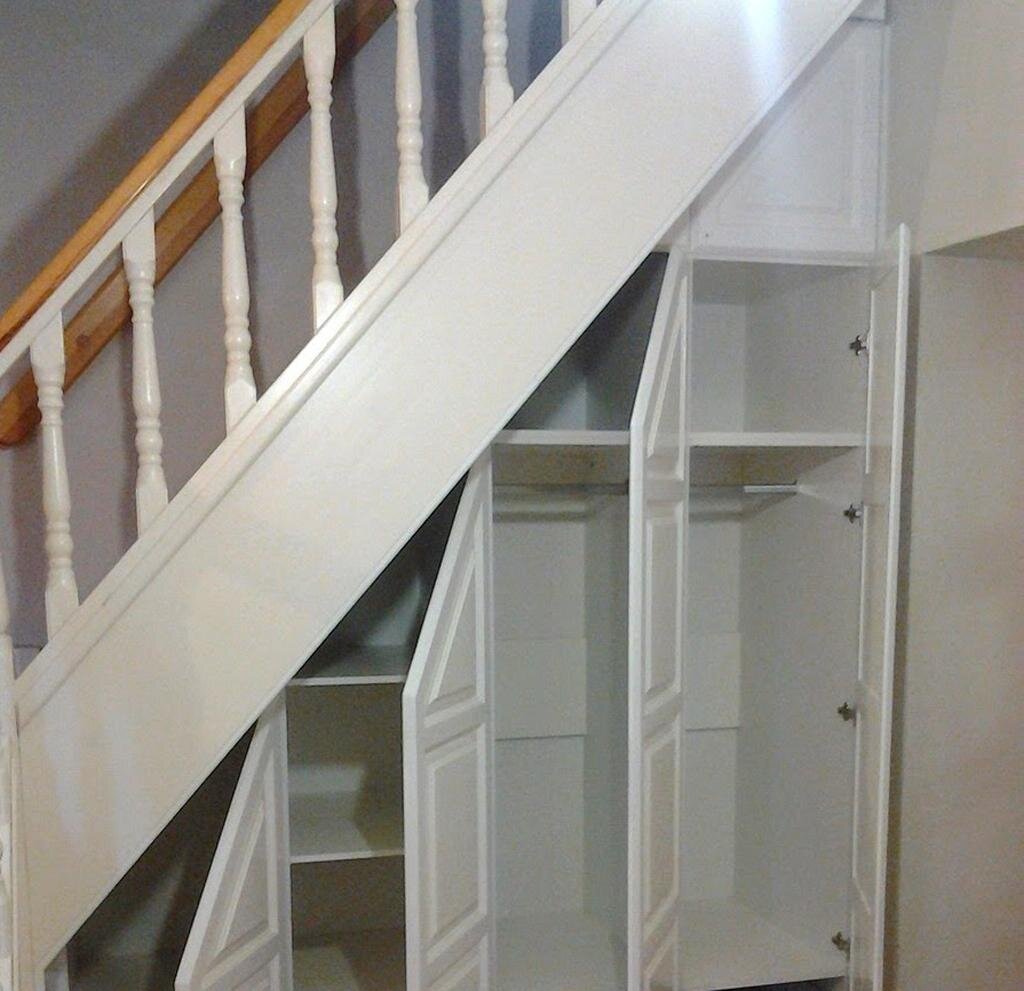 распашные шкафы под лестницей