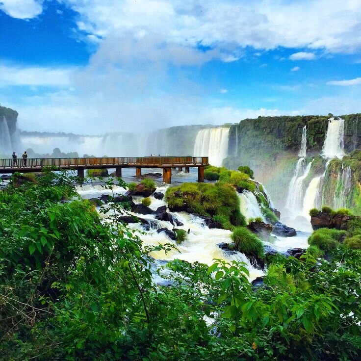 Водопады Игуасу, состоящий из 275 потрясающих  каскадов. Они были образованы в результате извержения вулканов. Таким образом, мы говорим о природной красоте, образованной задолго до нашего появления. Стоит отметить, что донное место вдвое выше и шире водопада Ниагара.