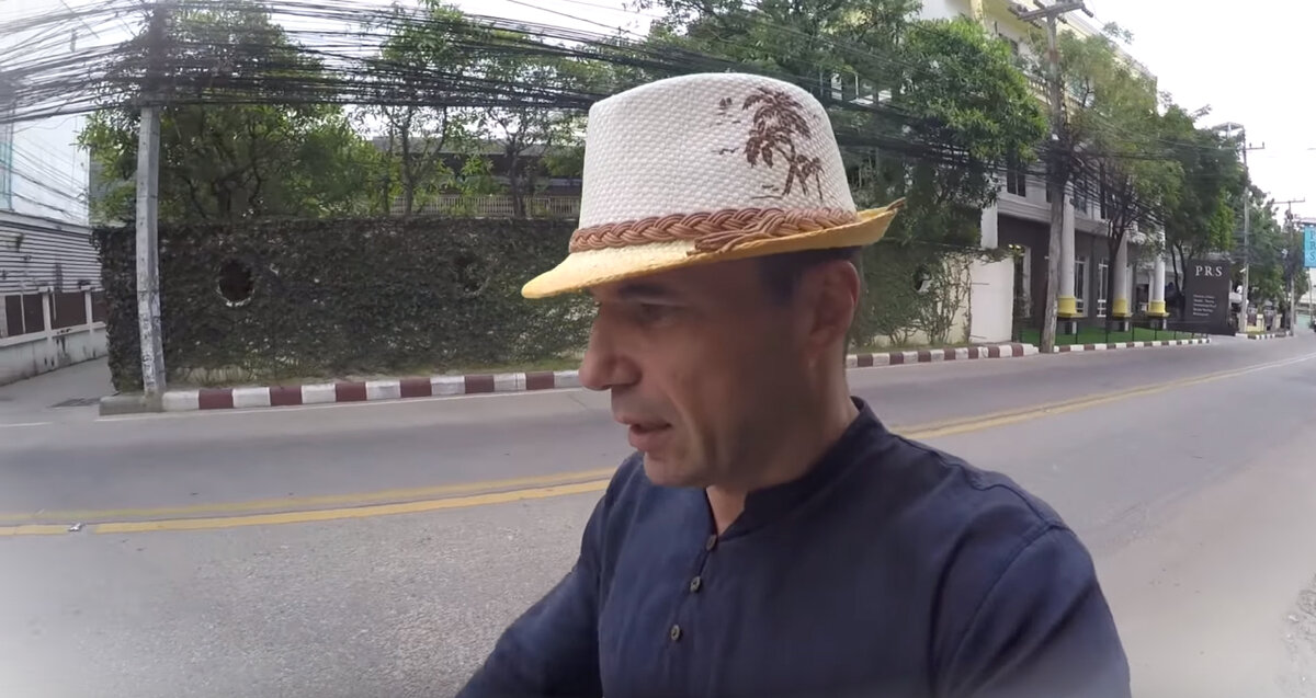 Иду в пасмурную погоду в шляпе :)