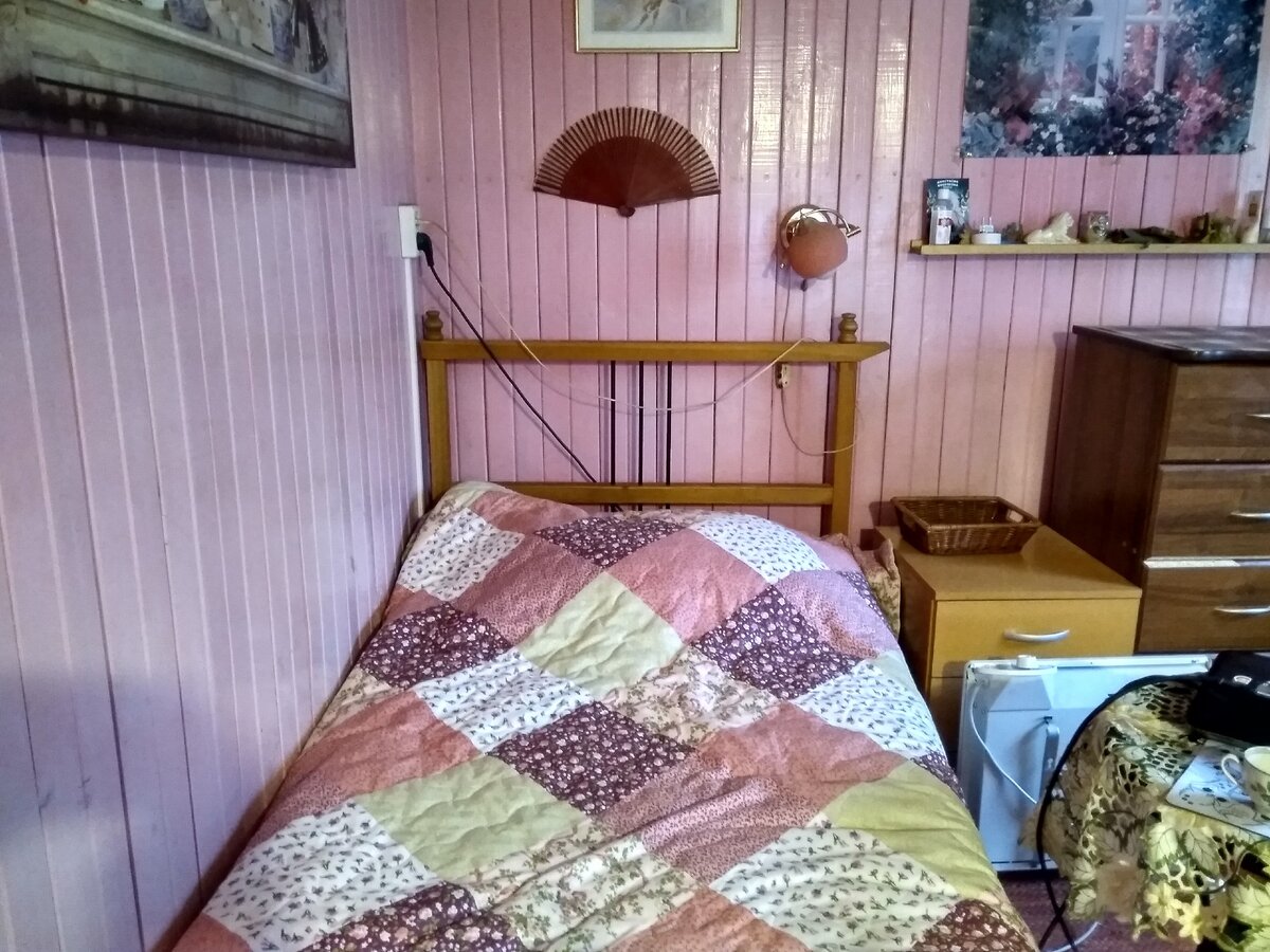 тумбочка и комод немного выбиваются из общего стиля комнаты.