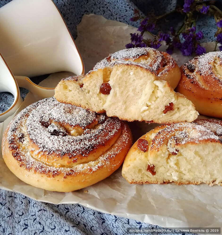 Сдобные булочки с творогом и изюмом | Кулинарные рецепты с фото пошагово