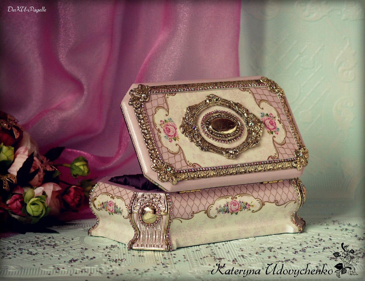 Шкатулка ручной работы "Мария-Антуанетта", 2019-й год. Техники: декупаж, лепнина, золочение, стразовые и шариковые цепи, прочий декор.
