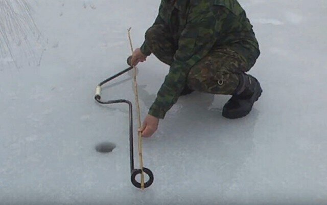 Рыбацкий самодельный ледобур из одного кольца и лезвия - работает по принципу рубанка