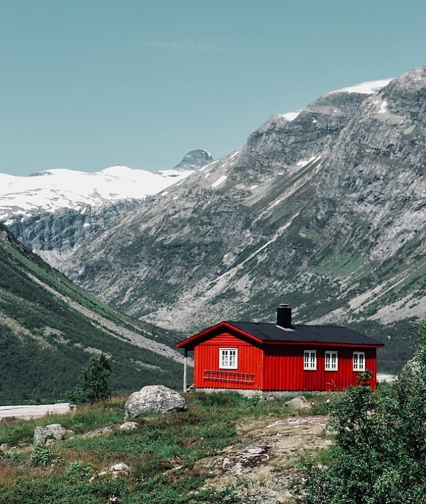 https://cdn.pixabay.com/photo/2019/11/10/10/06/house-4615373_960_720.jpg