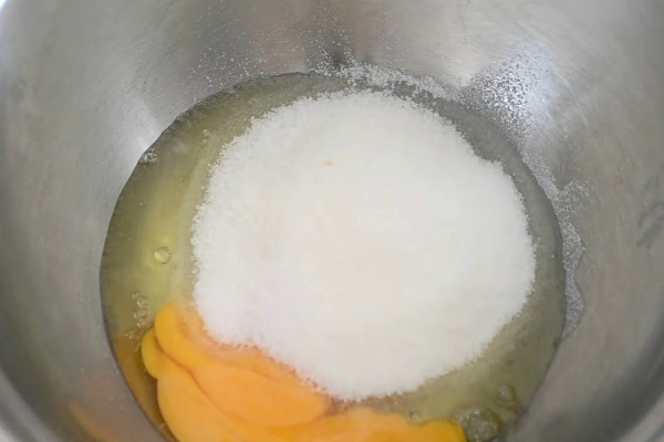 Взбить яйца с сахаром