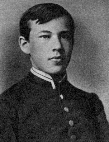 юный Константин Сергеевич Алексеев. фотография с открытого пространства.
