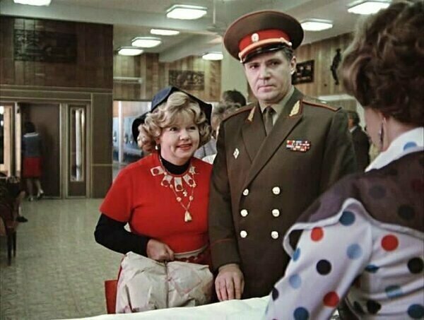 "чтобы генеральшей стать надо за лейтенанта замуж выходить, да помотаться с ним по гарнизонам лет 20".