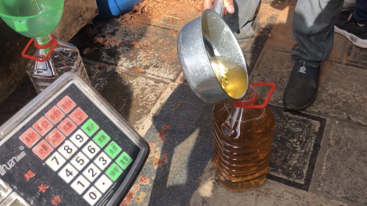 Канистра свежевыжатого арахисового масла. Пара-па-па-па вот что я люблю!