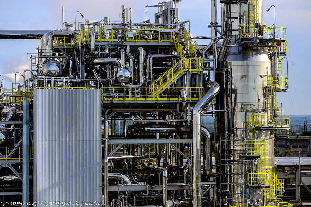 Производство в россии. Lada granta автоваза. Тракторный завод воронеж. Питерский автозавод. Завод москвич азлк.