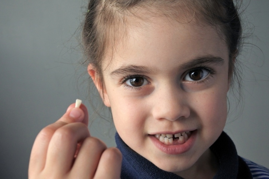 Как вырвать молочный зуб у ребенка дома — удаление зубов без боли самостоятельно