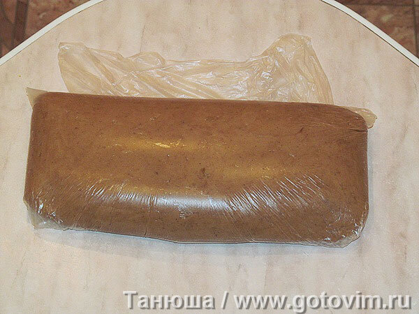 медовое тесто можно приготовить заранее и хранить в холодильнике несколько недель