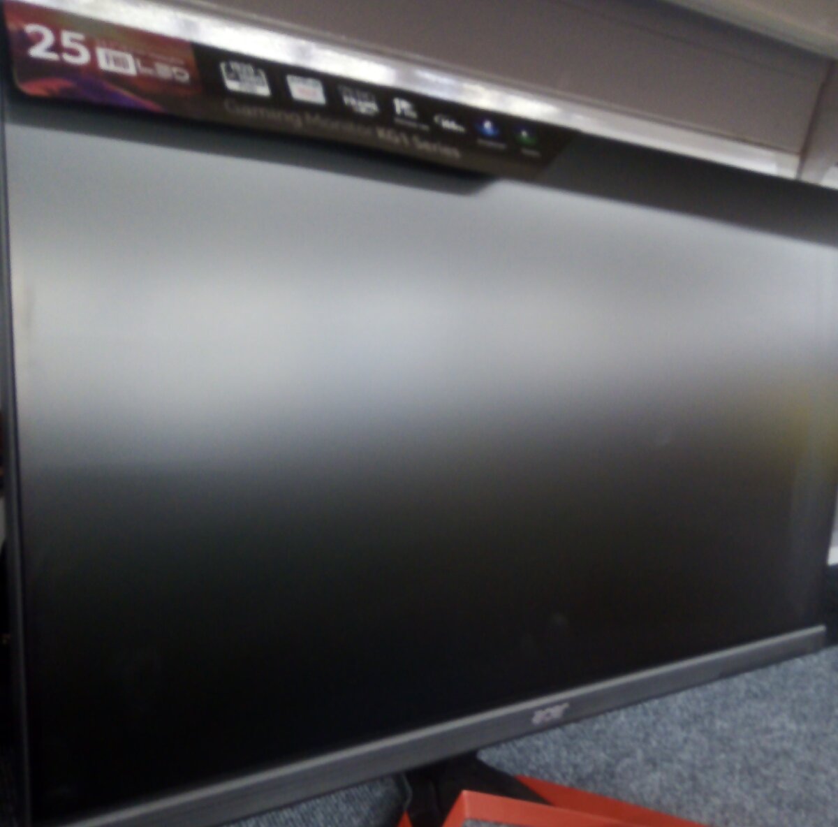     24.5" Монитор Acer KG251QFbmidpx [UM.KX1EE.F01] – уникальная модель. Он подойдет для работы, просмотра мультимедийного контента, запуска игр. Вы сможете наслаждаться безупречным изображением и получать максимум удовольствия при взаимодействии с компьютером. Монитор Acer KG251QFbmidpx [UM.KX1EE.F01] получил трехсторонний безрамочный дизайн. Благодаря этому обеспечивается максимальное погружение в игровой процесс. Разместить монитор можно не только на подставке. Представленная модель поддерживает крепления VESA с размерами 100x100. С их помощью можно закрепить изделие на стене и сэкономить место на рабочем столе.
Диагональ экрана составляет 24.5 дюйма, разрешение – 1920x1080. Соотношение сторон наиболее распространенное на сегодня – 16:9, благодаря чему обеспечивается совместимость с различным мультимедийным контентом.
Время отклика пикселя – 1 мс. В динамичных сценах изображение не будет смазываться, что окажется важно при запуске различных игр. Углы обзора у монитора хорошие – 170 градусов по горизонтали и 160 градусов по вертикали. При отклонении картинка не искажается.