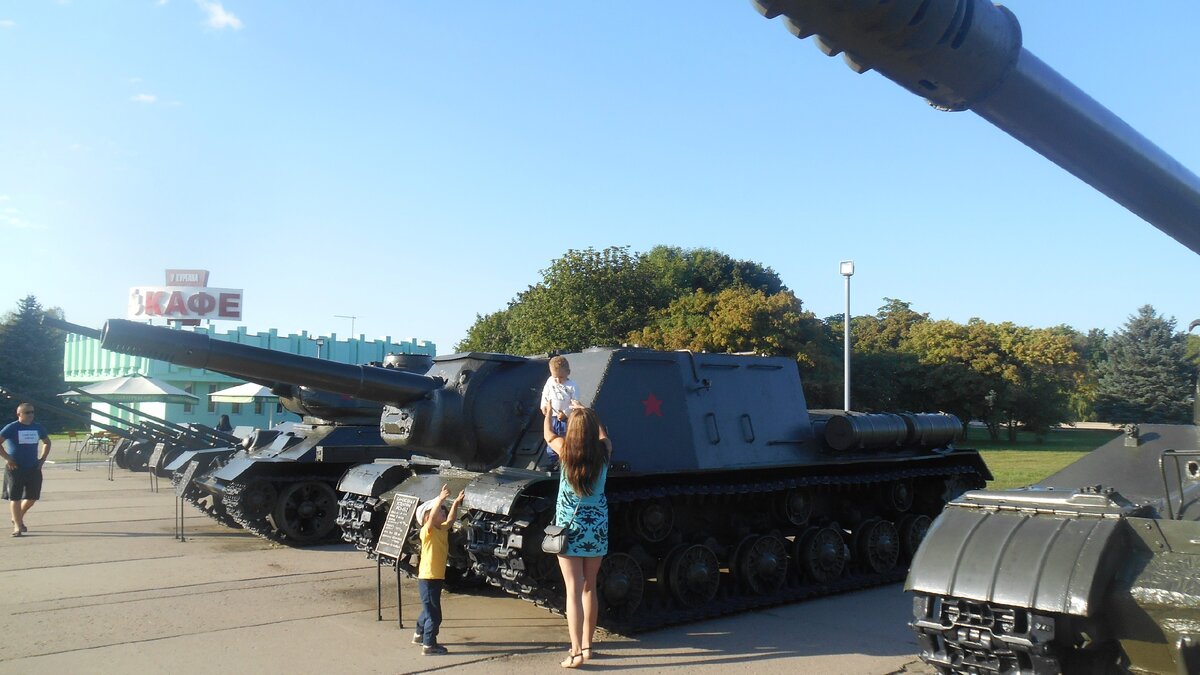 ИСУ - 152  у Кургана Славы в Минске. Август 2017 г. Фото автора