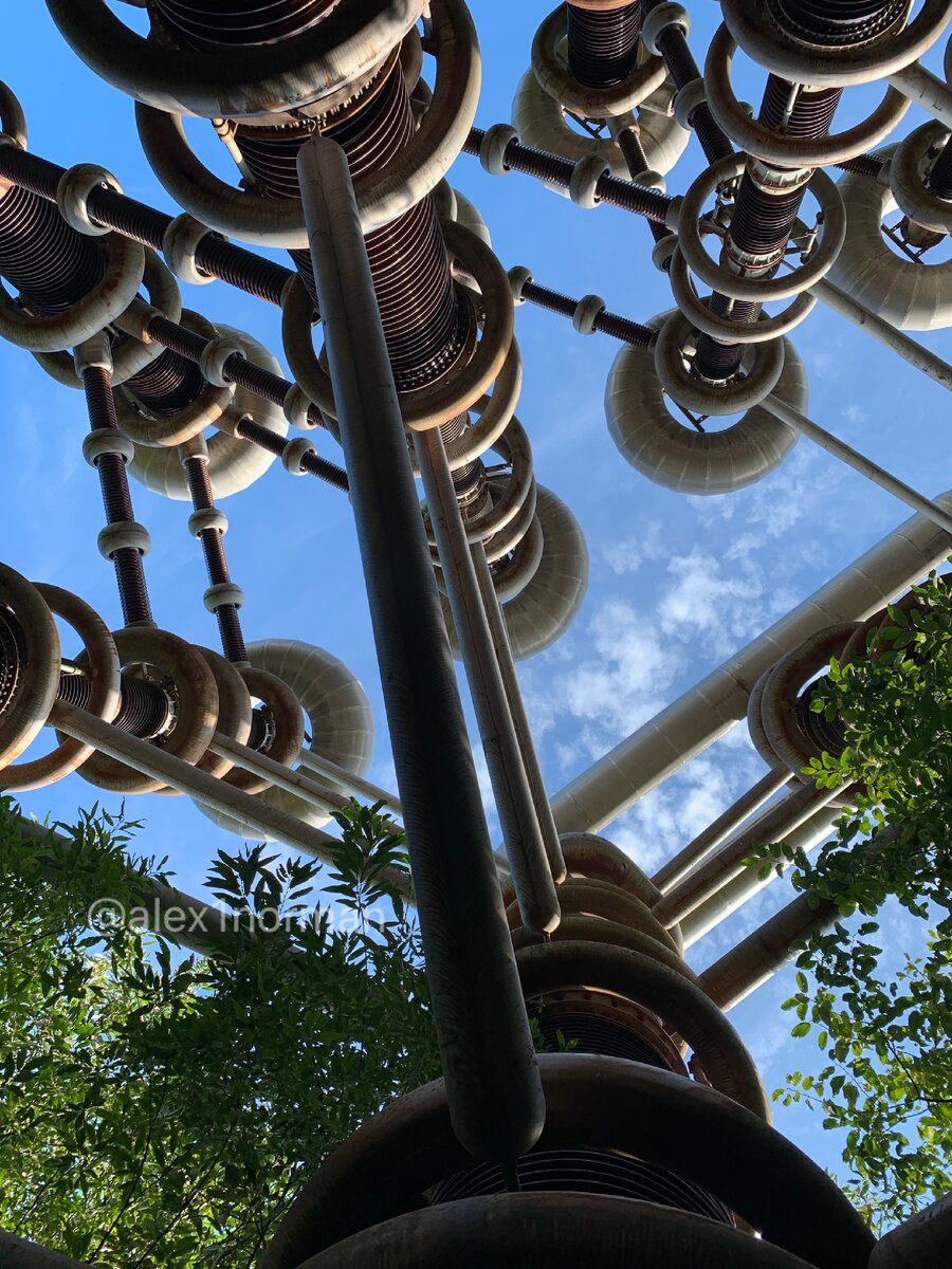 Высотой с 9 этажный дом, не меньше 