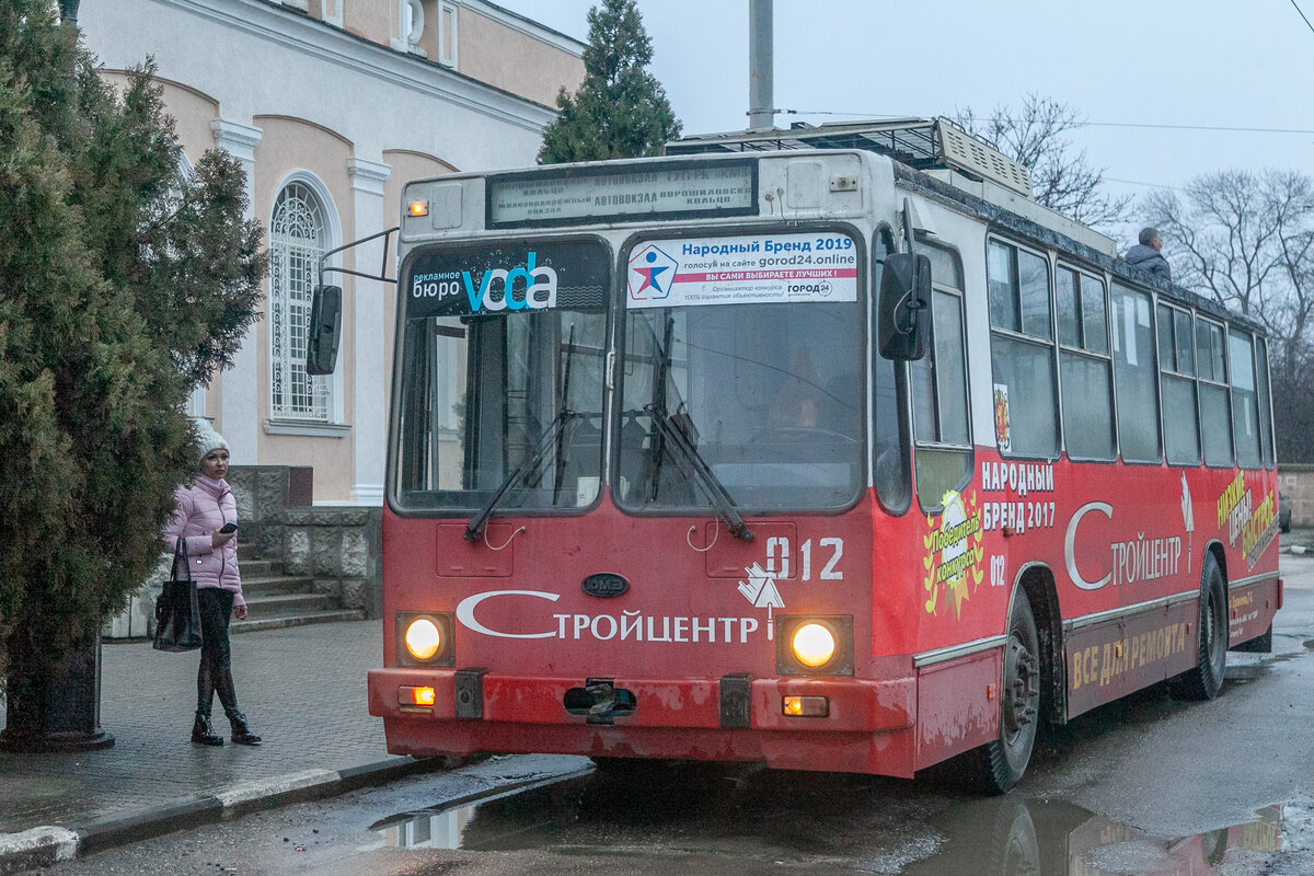 Троллейбус у вокзала