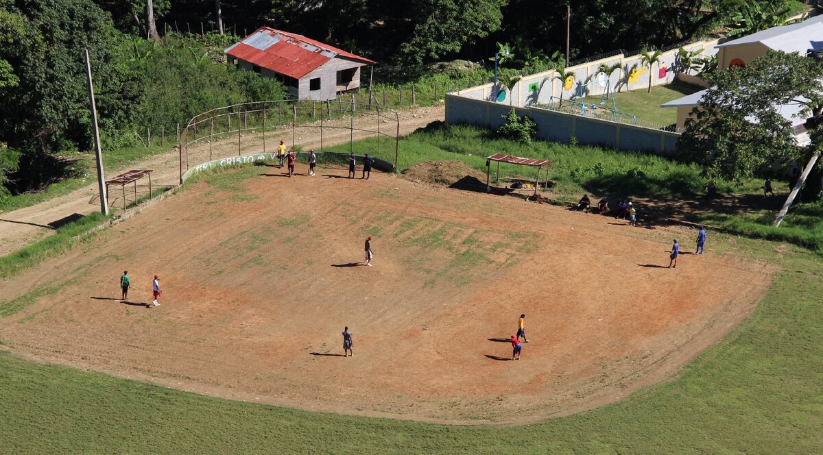 Обыкновенное бейсбольное поле где-то на севере Доминиканы.