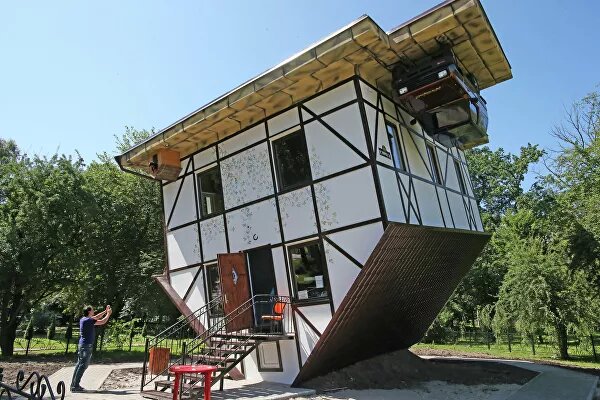 Пока одни из нас прозябают в многоквартирных домах-коробках, мало отличающихся от сотен стоящих рядом, другие стремятся сделать свое жилище уникальным, непохожим ни на что и по-своему красивым. Кто-то таким образом проявляет дерзость инженерной мысли, а кто-то просто воплощает в реальность свои заветные мечты. "РИА Недвижимость" собрал в одной фотоленте 8 самых интересных и оригинальных домов России.1из 8Пока одни из нас прозябают в многоквартирных домах-коробках, мало отличающихся от сотен стоящих рядом, другие стремятся сделать свое жилище уникальным, непохожим ни на что и по-своему красивым. Кто-то таким образом проявляет дерзость инженерной мысли, а кто-то просто воплощает в реальность свои заветные мечты. "РИА Недвижимость" собрал в одной фотоленте 8 самых интересных и оригинальных домов России.
