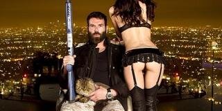 Он завтракает в окружении полуобнаженных моделей, обедает в перерывах между стрельбой из любимого автомата и тест-драйвом новенькой Lamborghini, а вечер проводит в компании все тех же (теперь уже совсем голых) дам.

