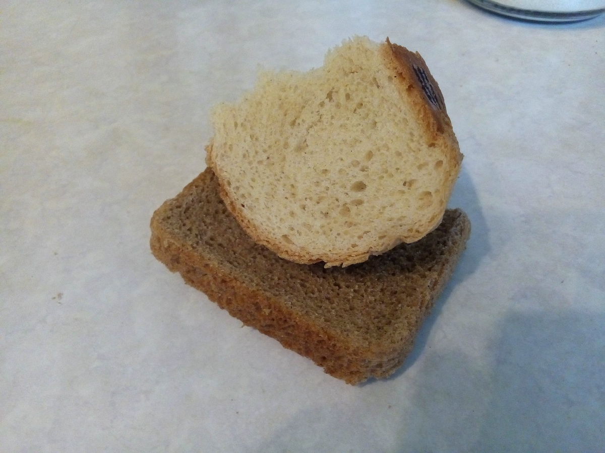 Даю по кусочку либо булочку, либо хлеб.