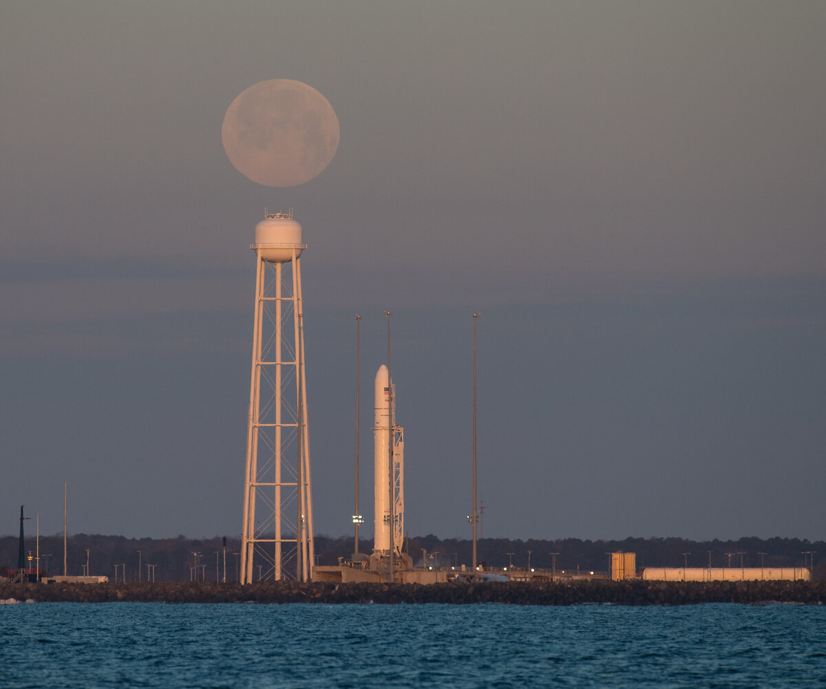 Ракета-носитель Antares c кораблем Cygnus на стартовой площадке (источник: NASA)