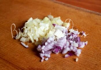 Пока варится курица, мелко рубим лук и сельдерей.