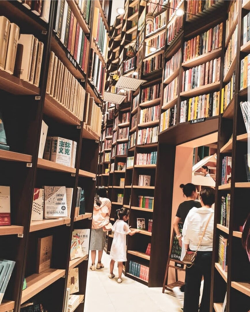 Красивый книжный магазин в москве. Красивый книжный магазин. Самые красивые книжные магазины. Самый красивый книжный магазин в мире. Книжный магазин Москва.