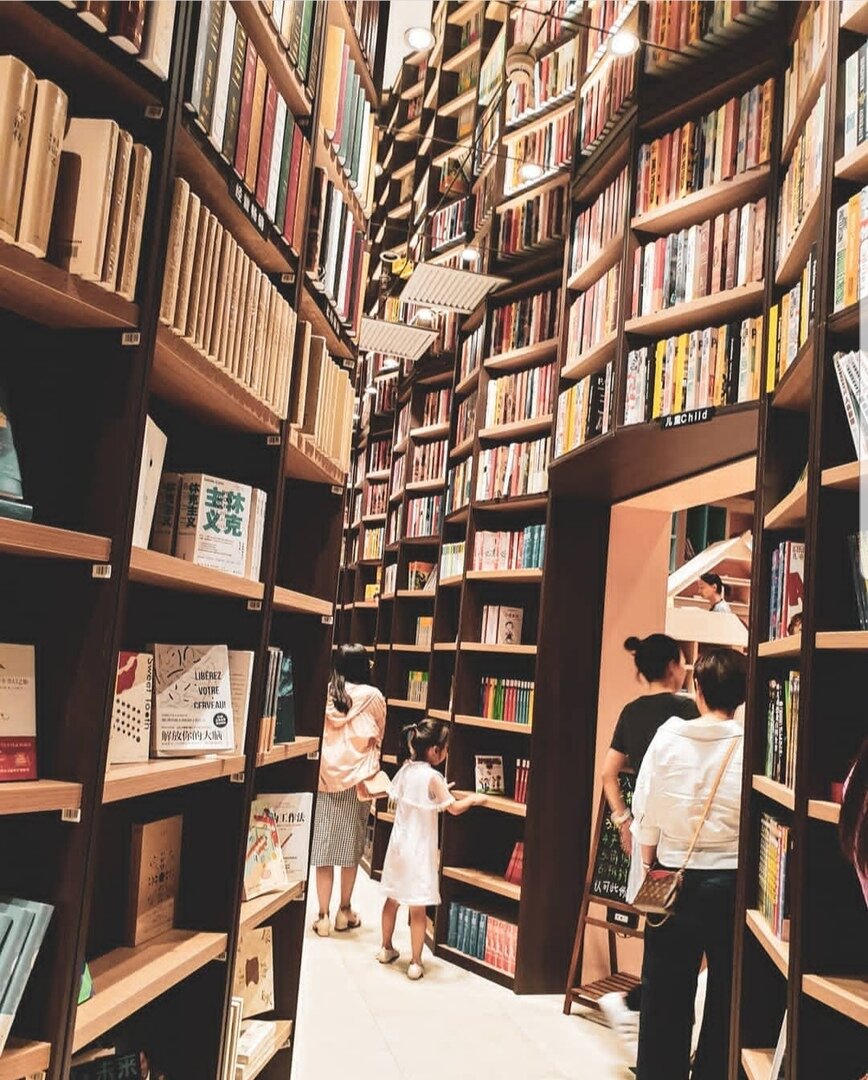 Красивые книжные магазины в москве. Красивый книжный магазин. Самые красивые книжные магазины. Самый красивый книжный магазин в мире. Самый красивый книжный магазин в Москве.