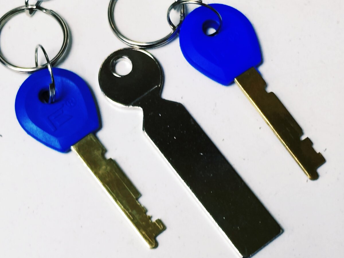 Два оригинала ключа и заготовка, из которой придётся делать дубликаты.