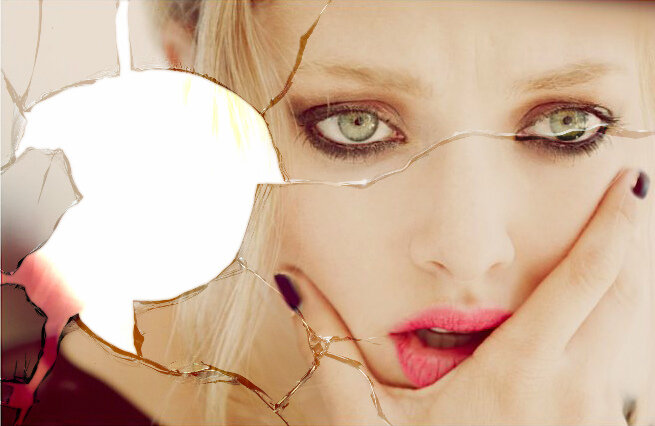 Фото обработано в редакторе. Катю ловит на лжи комендант,и предлагает единственный вариант для мирного урегулирования конфликта