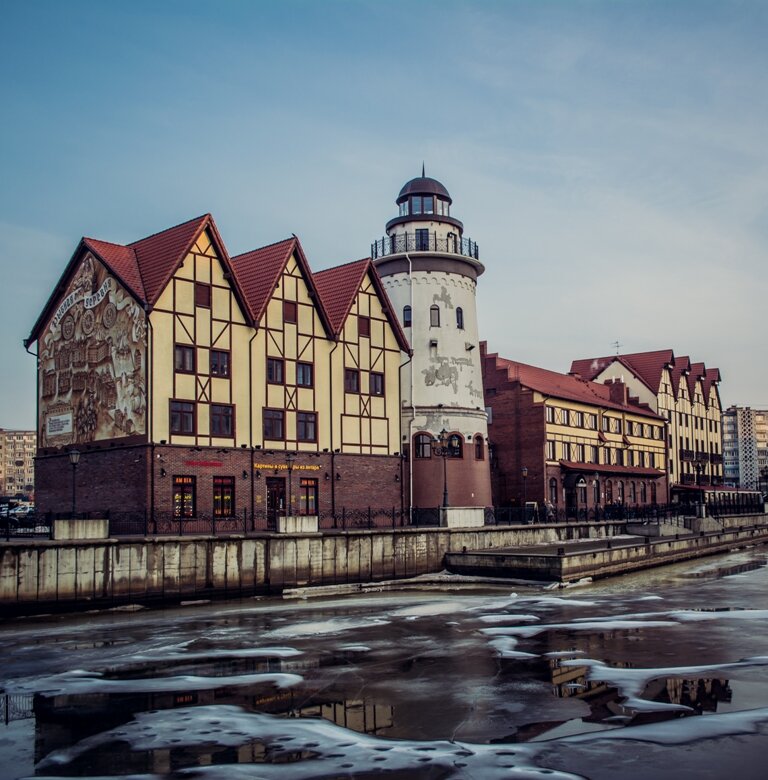Калининград Город значительно пострадал по время Второй Мировой Войны, но всё же сумел не утратить былой красоты. Специфическая готическая архитектура является необычной для русского города. Но это позволяет калининградским паркам, музеям, садам и скверам выглядеть по-особенному красиво. 