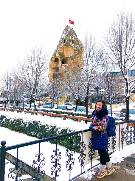 МЫ ОБЯЗАТЕЛЬНО УВИДИМ ВОЗДУШНЫЕ ШАРЫ (ДЕНЬ 5)
⠀
На последний день в Каппадокии случилось что-то с чем-то, открываем шторы и... видим нереальный снегопад, снега уже вывалило так много, что мы такого не то что в Турции, а в России не видели! Что это означает? Да то, что мы снова не увидим шары!

Хотели как говорится «как лучше, а получилось как всегда», мы думали, раз уж в Турции, почему бы в Каппадокию не съездить за одно, тем более находились недалёко и именно зимой, когда там минимальные цены и нет огромной толпы туристов.

А мораль этой всей нашей истории такова, что не все всегда получается так, как запланировал. И не нужно с розовыми очками приезжать сюда и быть уверенными, что Вы 100% увидите шары. Надеюсь, эта история послужит уроком не только для нас, но и для Вас.

Да, шары здесь летают круглый год, но должно совпасть очень много факторов:
1. Не должен идти дождь;
2. Не должен идти снег;
3. Не должно быть сильного ветра;
4. Если нет совсем ветра, это тоже плохо, потому что шар взлетит и приземлится в одном и том же месте. Полет состоится, но основная красота именно полетать над космическими пейзажами.

Уверена, что в номинации «победители по жизни» мы взяли бы награду.

Теперь, если у Вас кто-то будет интересоваться «как приехать в Каппадокию и не увидеть ни одного воздушного шары»? Смело советуйте меня, я быстро по полочкам разложу, как можно быть такими везучими.

А сейчас мои «ценные» советы:
- Приезжайте в Каппадокию лучше весной (погода в это время самая лучшая, нет дождя, снега и не очень жарко);
- Планируйте как можно больше дней (не факт, что Вам удастся сразу же увидеть шары, возможно только на третий или пятый день, опять же из-за погоды);
- Берите свои самые красивые наряды (устройте себе красивую фотосессию, чтобы запомнить лучшие моменты в своей жизни);
- Прежде чем идти на смотровую рано утром, можно спросить у продавцов полетов, хороший ли прогноз.

А что касается нас, мне остается только повторить фразу из заголовка: Мы обязательно увидим воздушные шары...только уже не в этот раз. Пора двигаться дальше, а мечту полюбоваться шарами оставлю на десерт, тем радостнее будет, когда мне наконец удастся их увидеть.

#путешествие #туризм #поездка