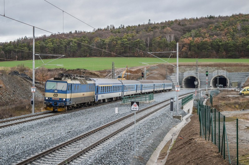 Только перед Новым годом в этом тоннеле поезд сбил девушку, и вот новое происшествие. 