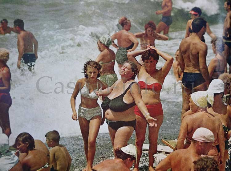 Купальник без бретелек, бумажка на носу, смешные шапочки - пляжные модницы в СССР
