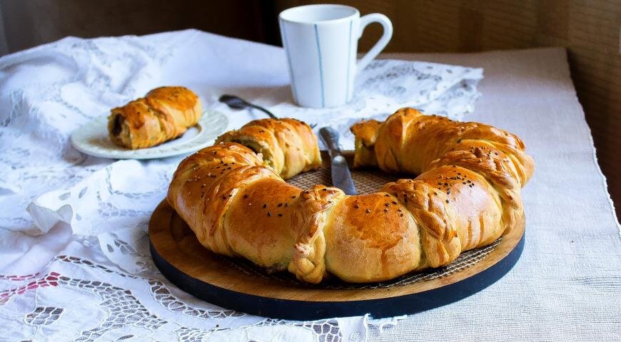 ИНГРЕДИЕНТЫ Для начинки:
150 г ветчины
200 г сыра (лучше моцареллы)
1 желток и 50 г молока для обмазки
Для теста:
10 г свежих дрожжей
10 г соли
250 г теплого молока
35 г растительного масла
1 ч. л. меда
430 г муки
ПОШАГОВЫЙ РЕЦЕПТ ПРИГОТОВЛЕНИЯ
Шаг 1
Растворить дрожжи с подсоленным теплым молоком, маслом и медом, добавить половину муки и начните месить миксером до однородной массы. Добавить оставшуюся муку, в миксере насадка "крюк". Смешивать до тех пор, пока тесто станет гладким и начнет отходить от стенок миски. Накрыть полиэтиленовой пленкой и дайте подняться в теплом месте, вдали от сквозняков, примерно 2-3 часа).
Шаг 2
Нарезаем ветчину и сыр для пирога
Между тем, мелко нарезать ветчину и нарезать кусками сыр.
Шаг 3
Раскатываем тесто для пирога
Поднявшееся тесто на слегка посыпанной мукой рабочей поверхности и с помощью скалки, раскатать, пытаясь получить прямоугольник толщиной 6 мм. Зрительно разделите прямоугольник на 3 части. Одну треть разделите на прямоугольники, как на фото.
Шаг 4
Выкладываем сыр и ветчину на тесто для пирога
На две третьи разложить ветчину с сыром.
Шаг 5
Закручиваем тесто в венок
Тесто с начинкой закрутить в рулет до полосок.
Шаг 6
Формируем пирог "Венок с ветчиной и сыром"
Концы закрепить. Из полосок заплести косички и обогнуть ими венок. Перенести на противень, покрытый пергаментом и оставить подниматься в теплое место на 1 час. Духовку в это время разогреть до 200°C.
Шаг 7
Готовый пирог "Венок с ветчиной и сыром"
Смазать желтком с молоком и выпекать 30 минут. Приятного аппетита!