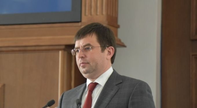 Глава департамента здравоохранения Сергей Шеховцов на трибуне ЗакСобрания. Фото: sevzakon.ru