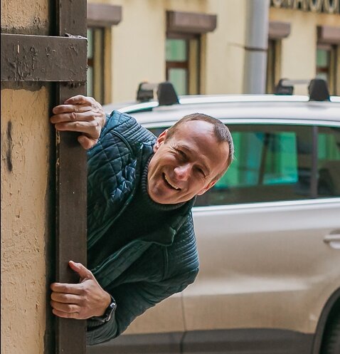 Если палка смотрит в рот, делай правый поворот! 😉
⠀
Кто не знал, это фрагмент стишка для изучения сигналов регулировщика!
Кстати, стих классный и очень помогает ребятам при подготовке к экзаменам! 😁
⠀
Но так ли страшно водителям не знать сигналы?
⠀
Скажу так. Ни один гаишник не расчитывает на вашу память, а тем более знания. Как раз наоборот! Они точно знают, что вы нихрена не помните! 🤣
⠀
А движение на перекрёстке как-то регулировать надо!
⠀
Поэтому, если хотят, чтобы поток остановился - уверенно идут ему на встречу подняв жезл к верху, дуют в свисток для понимания важности момента и вытягивают руку вперёд, типа 'не подъезжай, затопчу!' Отчаянные ребята, скажу вам! 🤣
⠀
Водилы теряются и останавливаются, чтобы рассмотреть это явление!
⠀
Всё, дело сделано! Поток стоит, все пялятся на инспектора!
⠀
Теперь нужно запустить другое направление!
Инспектор подходит к стоящим водителям, дует в свисток и отчаянно начинает махать палкой в сторону направления движения! Если кто не понял, тыкает в них палкой и ещё интенсивней начинает махать палкой!
Водители хотят от греха свалить, пока та самая палка не полетела в них и начинают движение!
Дело пошло! 🤣
⠀
Вот так, можно сказать, из-под палки, и регулируется движение на перекрёстке с неисправным светофором!
⠀
Так что расслабьтесь, ребята. Не запутаетесь! Регулировщик - это просто! 😁
⠀
Сложно было разобраться? Что скажете, ребята? 😁