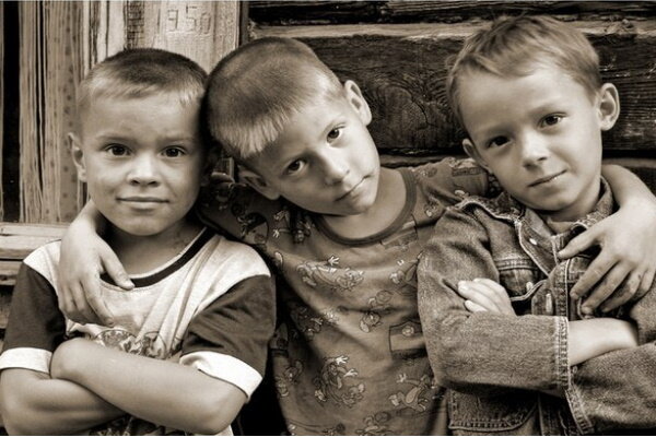 В детстве вы были "не разлей водой", не мыслили жизнь друг без друга и с нетерпением ждали новых встреч