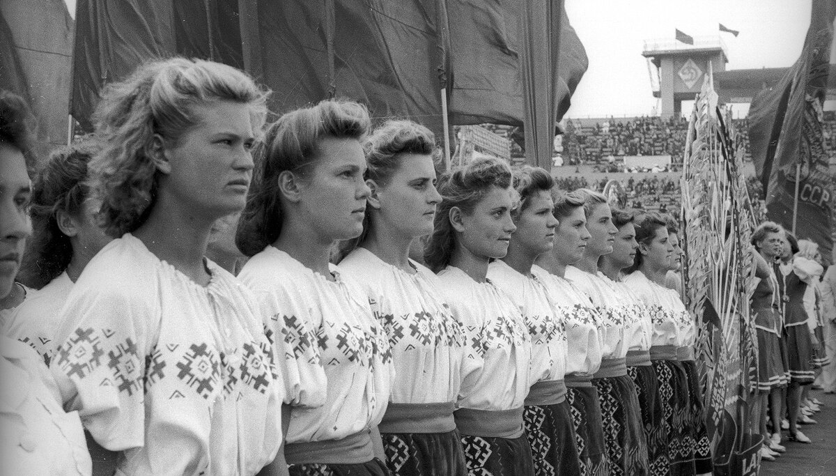  Пустые улицы, старинные машины, беззаботные дети, парады Дня труда и люди, занимающиеся спортом на улице. Это Москва глазами культового советского фотографа Эммануила Евзерихина.
