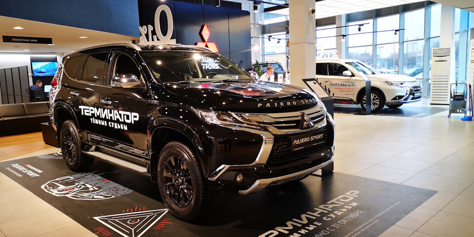 Современное оформление салонов Мицубиси Моторс. Черный цвет доминирует