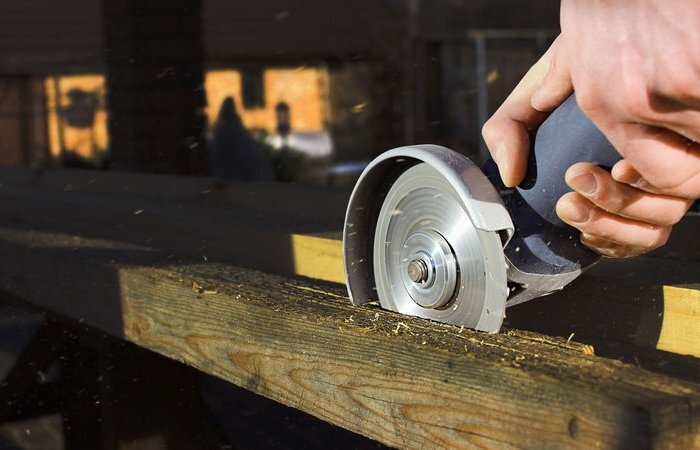 Почему нельзя пилить дерево болгаркой и какими последствиями это чревато