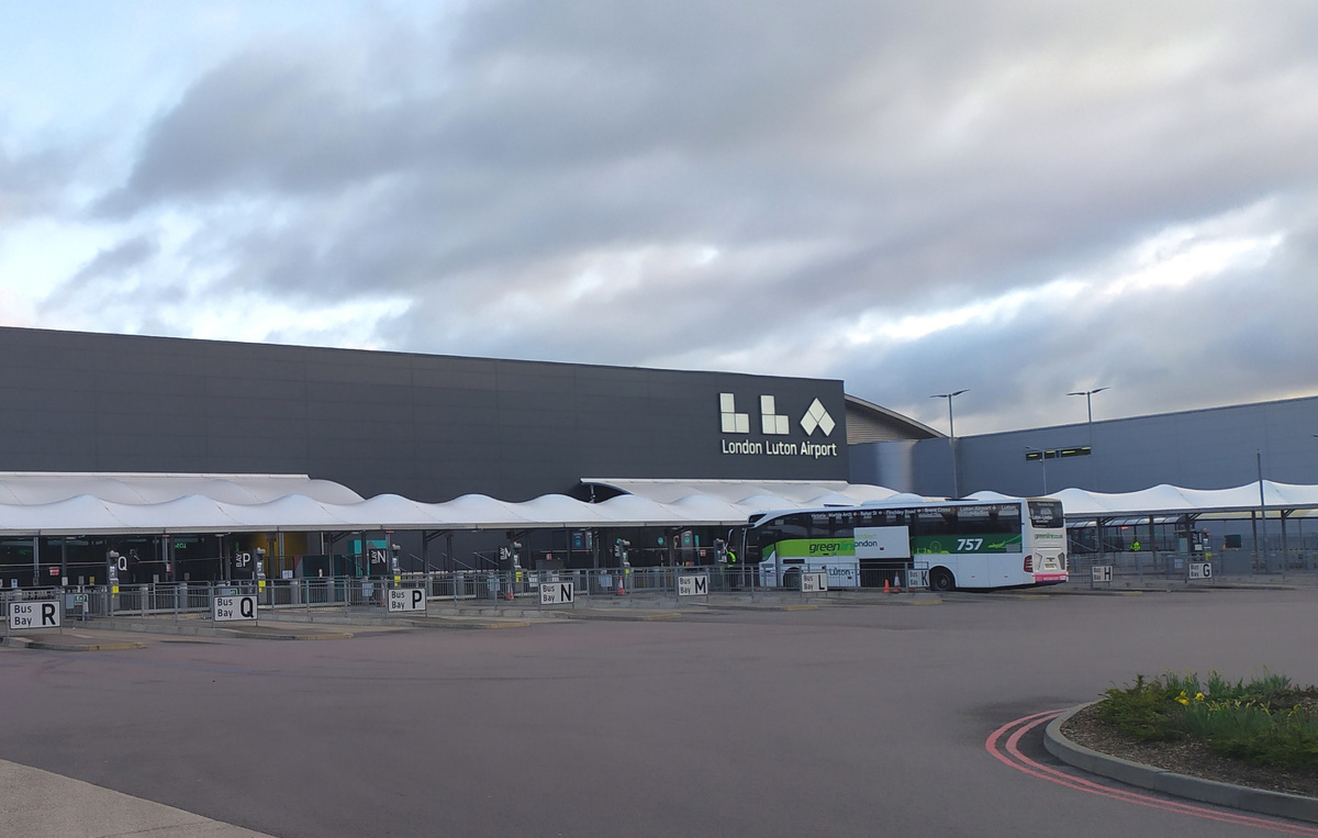 Автобусная остановка прямо перед аэропортом.