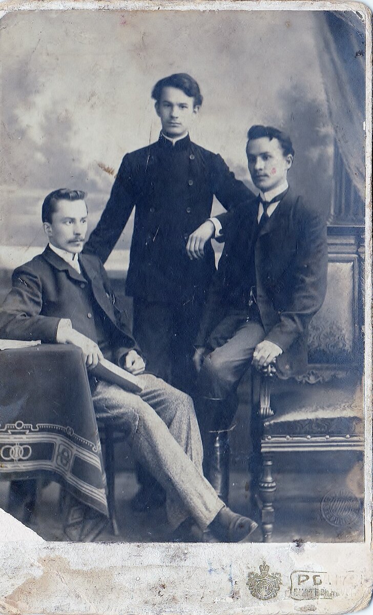 Сделана фотография в 1912 году в " Рона I. И . Фотографія и магазинъ фотографическыхъ принадлежностей— Колобовская ул. д. № 21"  (примерно Толмачева, 21) 