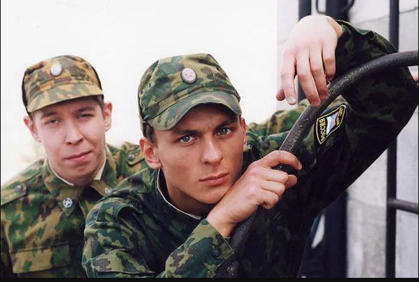 Два героя сериала "Солдаты". Кадр из фильма